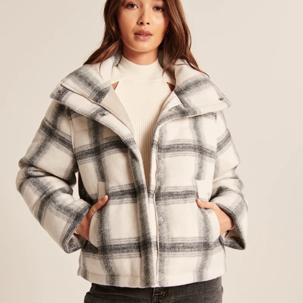 Abercrombie & Fitch A&F Wool-Blend Mini Puffer in Cream Plaid - M